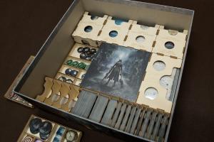 Insert do gry Bloodborne: Gra Planszowa - Ułożenie elementów w pudełku - wersja ze sklejki